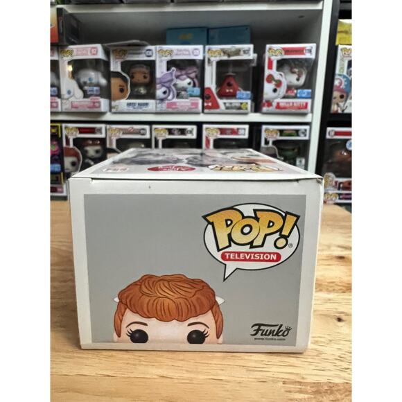 VAULTED EXCLUSIVE BLACK & WHITE Lucy Ricardo Funko Pop #654 Ball Lucille Ball - Picture 5 of 6